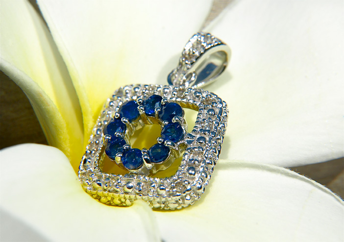 aduya Diamanten-Saphire-Silberanhänger Detailansicht