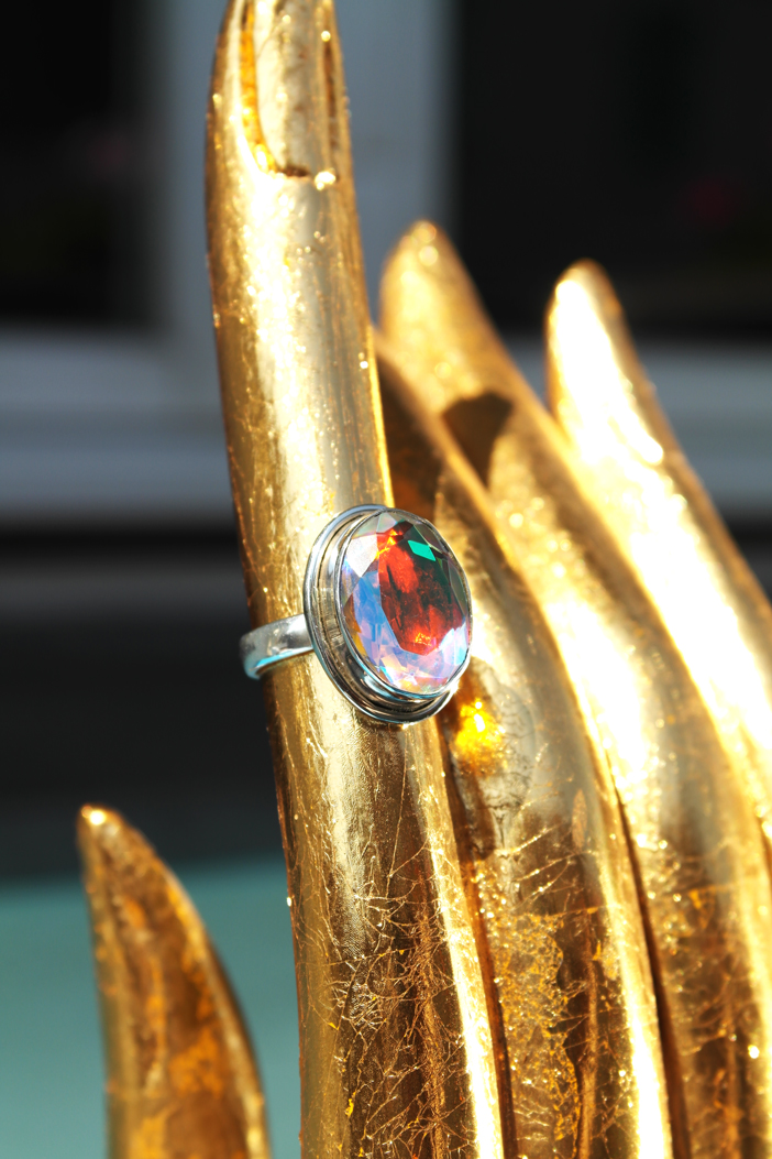 aduya Regenbogen-Topas-Silberring Detailansicht